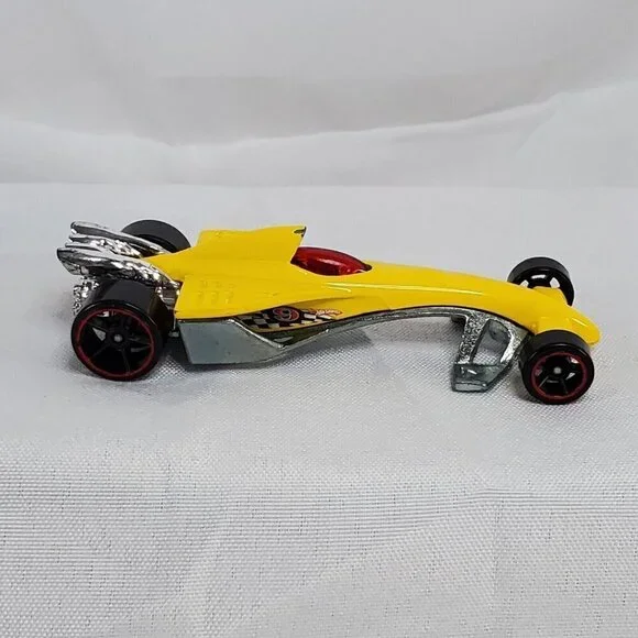 Mattel Hot Wheels Red Line 2009 World Racer Greased Lightnin Yellow, Thailand - Picture 4 of 16